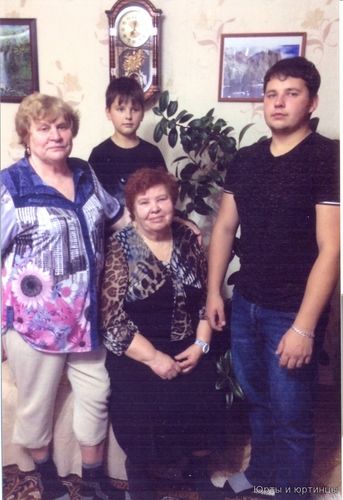 С внуками и подругой